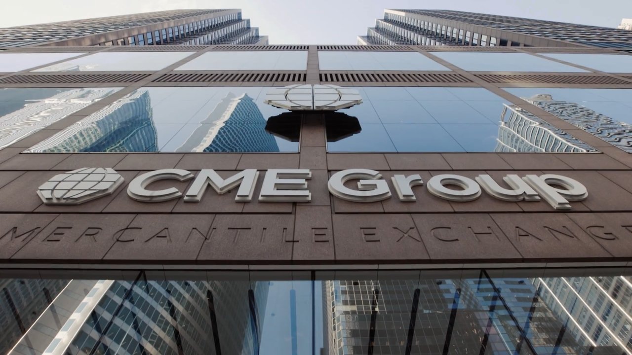 Tela do CME Globex com gráfico de futuros do E-mini S&P 500 e skyline de Chicago